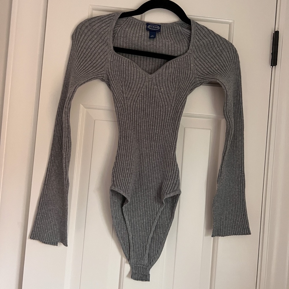 Scoop bodysuit with split sleeves